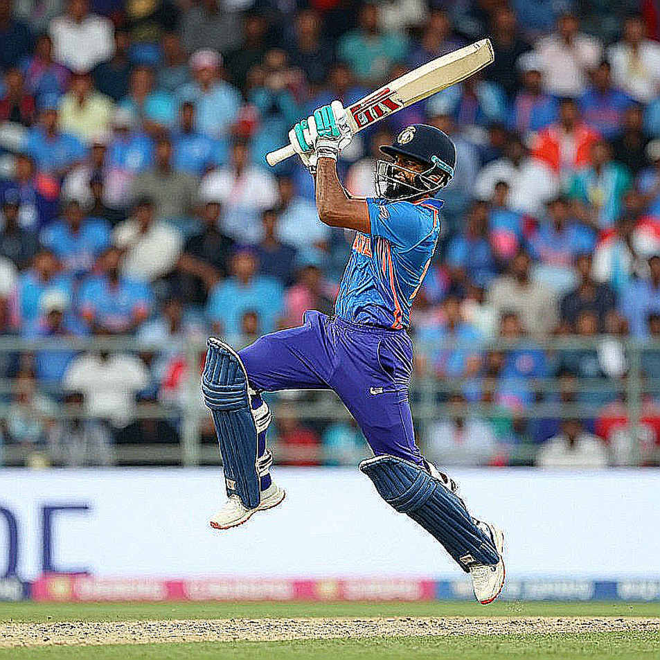 एकतरफा फाइनल में अफगानिस्तान ने जीती त्रिकोणीय सीरीज: शारजाह में राशिद का रिकॉर्ड और रजा का अकेलापन